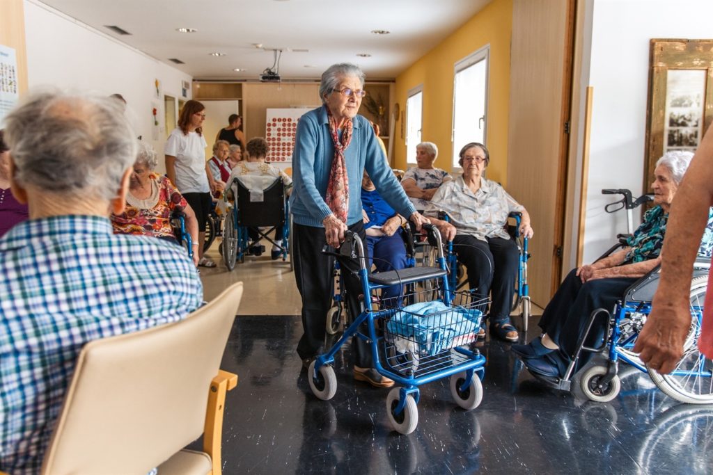 Seniorzy w domu emerytalnym, zdjęcie ilustrujące domy pomocy społecznej.