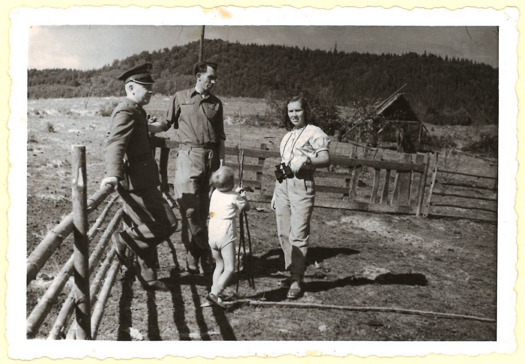 Rodzina Jerzego Łysaka w czasie wolnym, Bieszczady 1956 rok