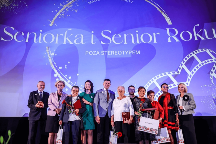 Gala plebiscytu Seniorka i Senior Roku. Na scenie laureaci oraz politycy i samorządowcy